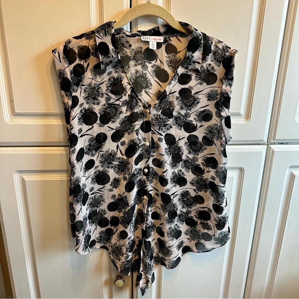 Black & White Floral Button-Front Sleeveless Blouse